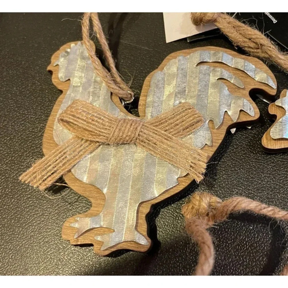 Rustic Farm Animal Ornaments Set Of 3 Metal Wood Pig Cow Rooster Christmas NEW - Picture 4 of 10